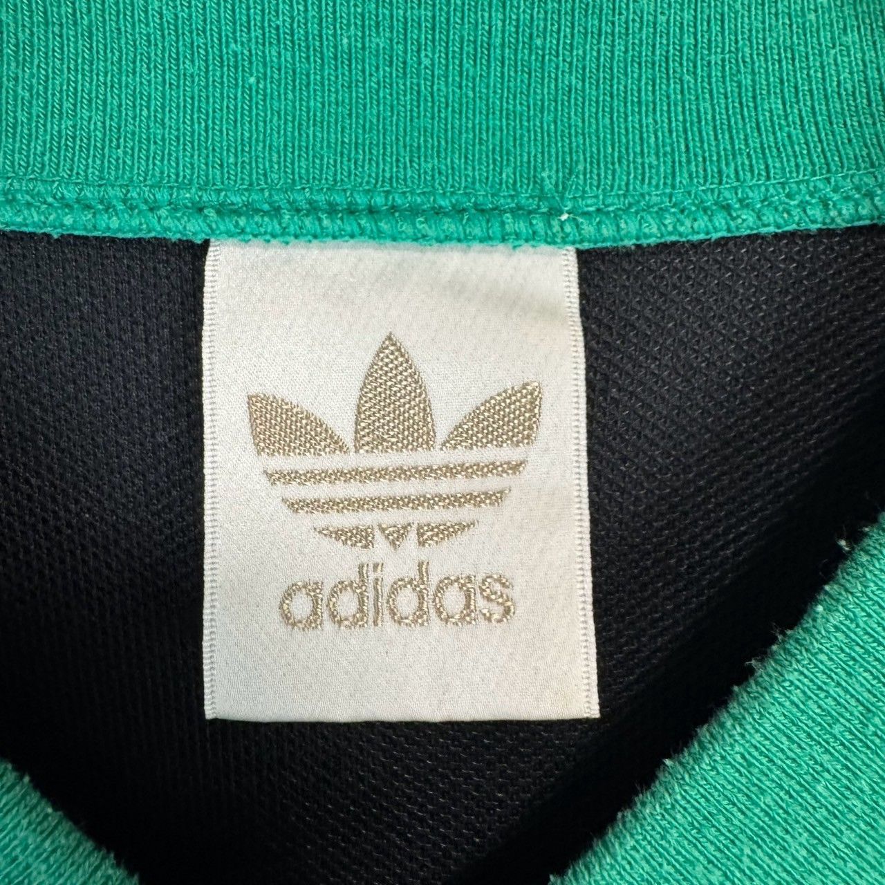 90s old adidas アディダス デサント製 半袖 Vネック デカロゴ