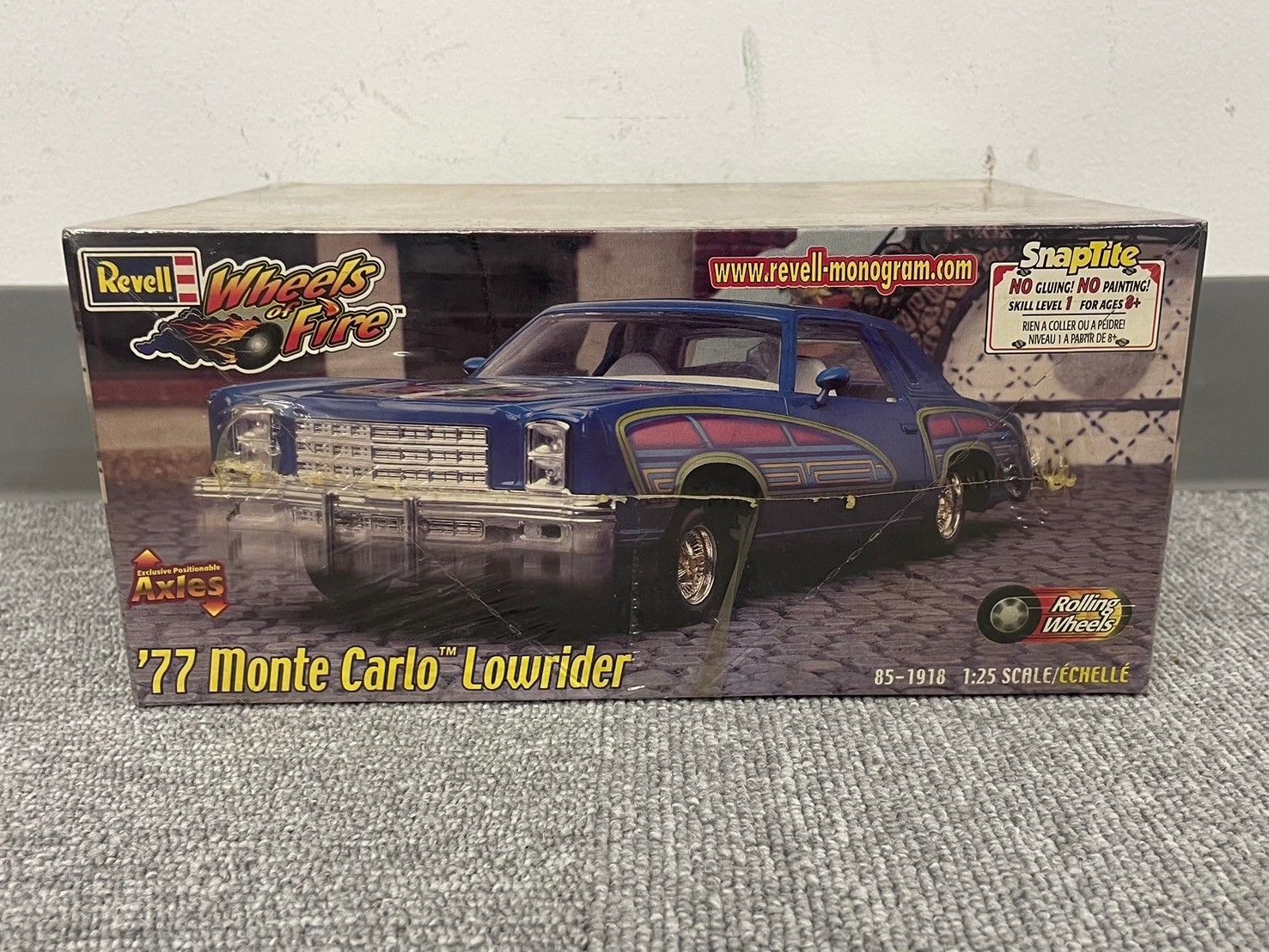 CH V114-CH3-572 【未開封】Revell レベル Wheels of Fire   '77 Monte Carlo Lowrider モンテカルロ プラモデル