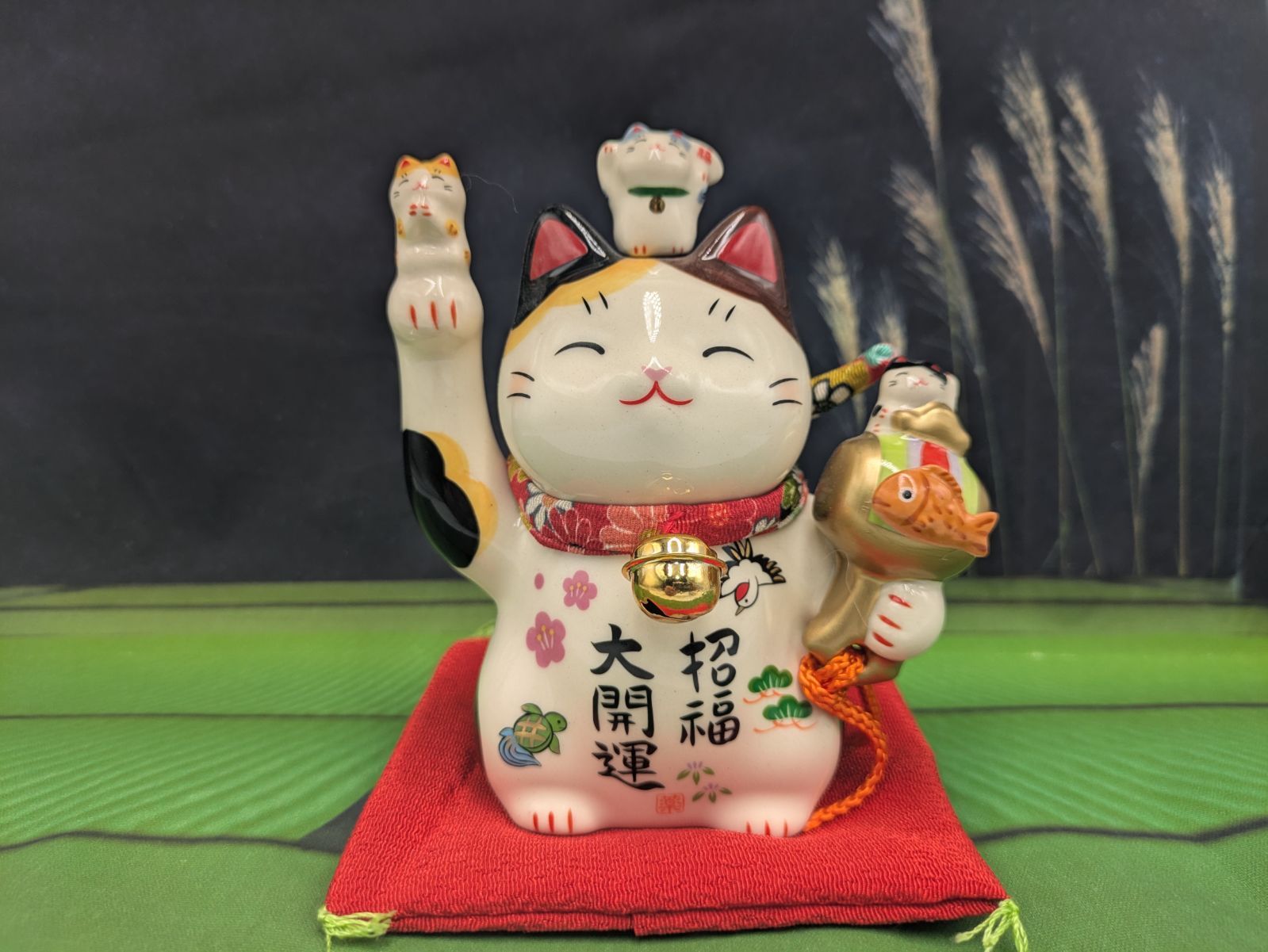 薬師窯 彩絵 招福大開運招き猫 (ちりめん 首輪.座布団付き) 置物 Amazon.co.jp: 薬師窯(yakushigama) 彩絵招福大開運招き猫