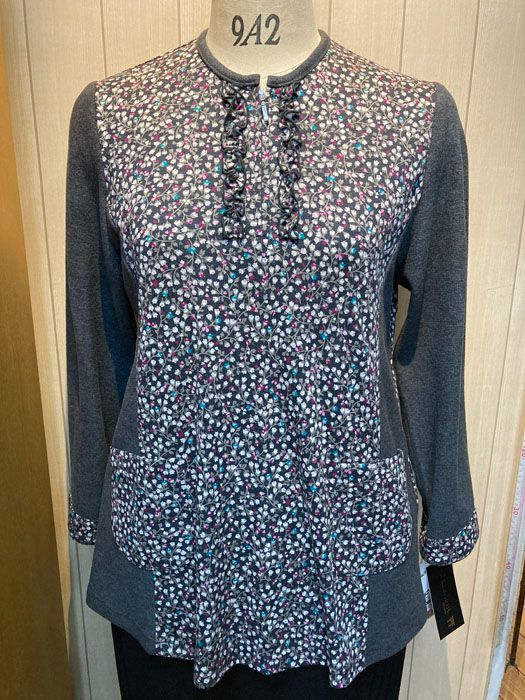 レディースフアッション ミセス 前ファスナー 首フリル 丸首 長袖チュニック br 前身頃 後身頃切り替え 前身頃ポケット２か所 トップス プルオーバー カットソー ゆったり 税込み 17 380円 15 800円の商品