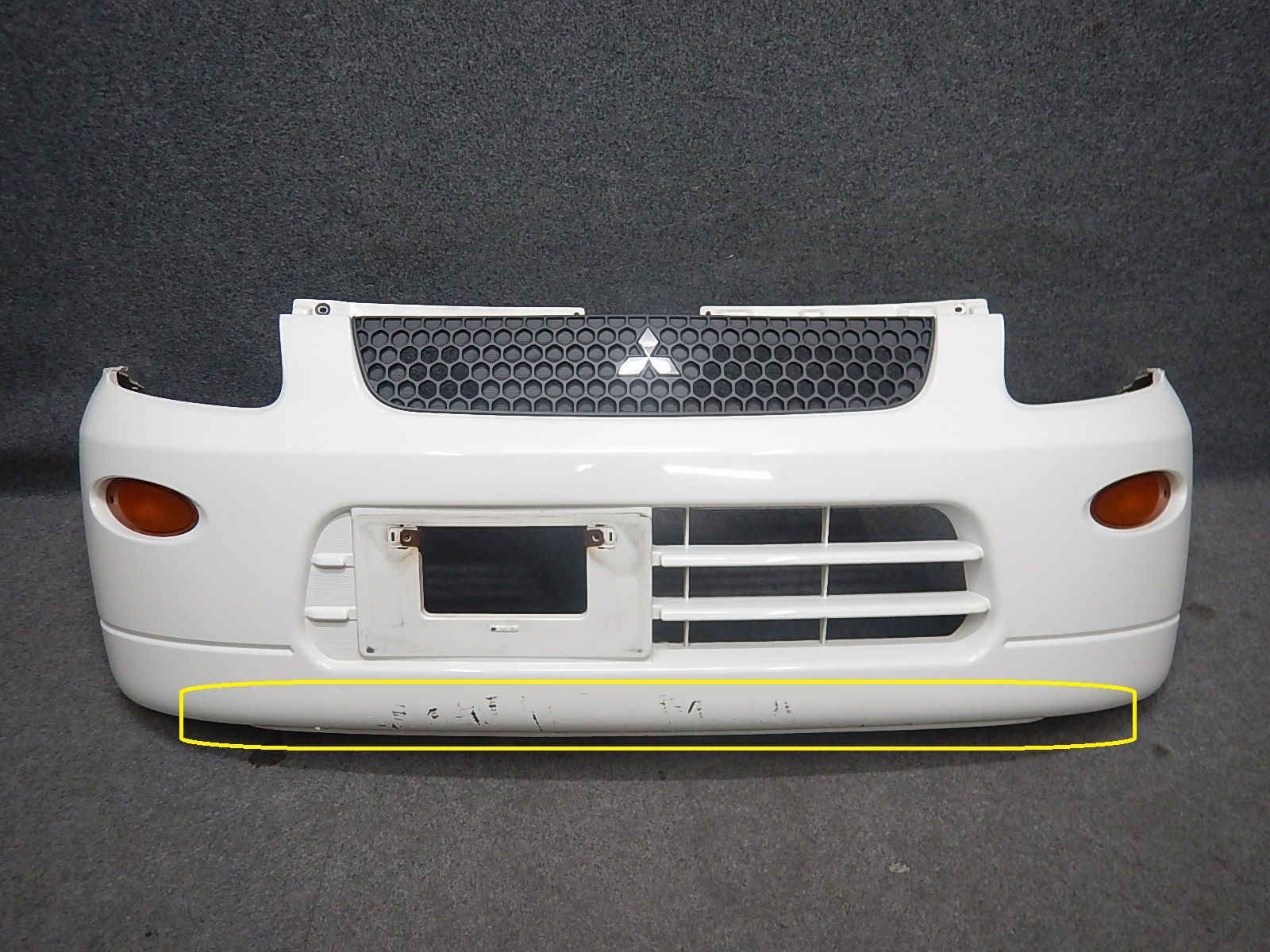 三菱 ミニカ H42V 後期 フロントバンパー 6400B640WA 白 ソフィア