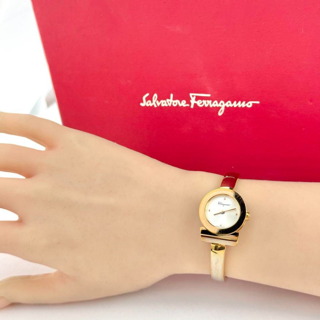 サルバトーレフェラガモ ガンチーニ ラウンド 新品電池 レディース