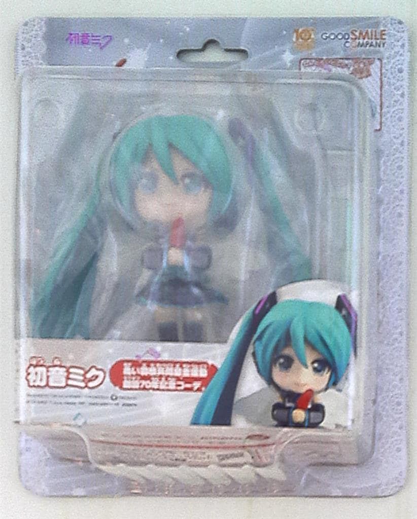 グッドスマイルカンパニー ねんどろいどこ～で 「初音ミク 赤い羽根共同募金運動 創設70年記念コーデ」