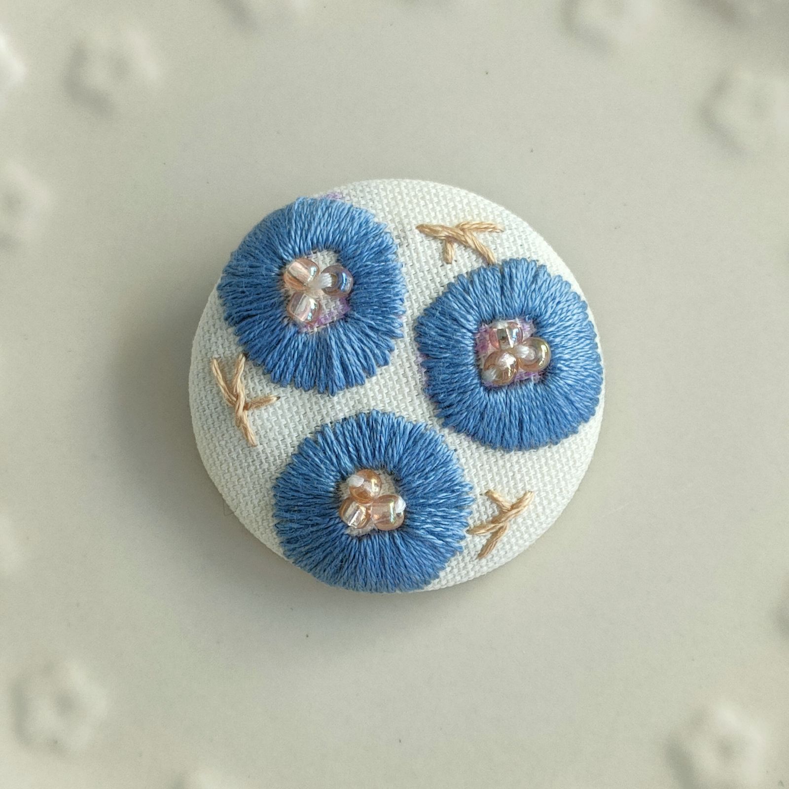 5 刺繍ブローチ くるみボタン 花 - メルカリ