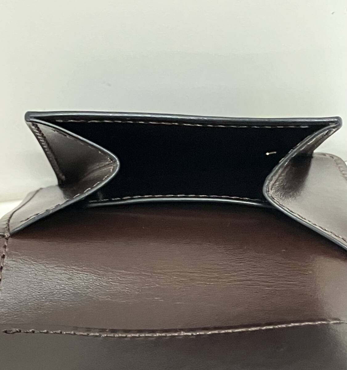 ダークブラウン