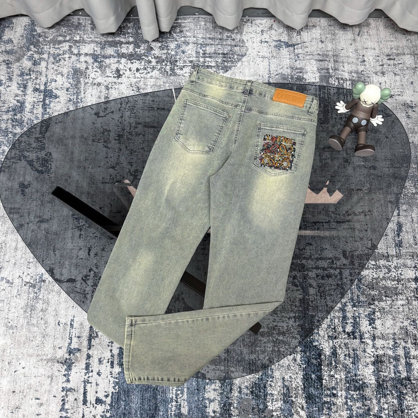 LOEWE 刺繍入りデニムパンツ