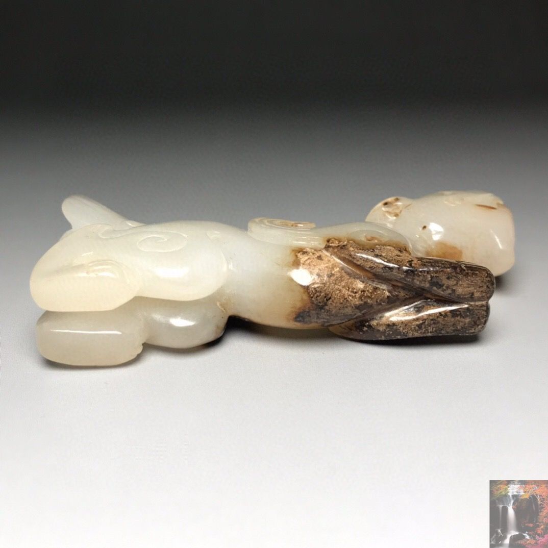 旧家蔵出し 和田玉細密彫 羊脂白玉 沁色自然 飛獣 彫刻 根付 裝