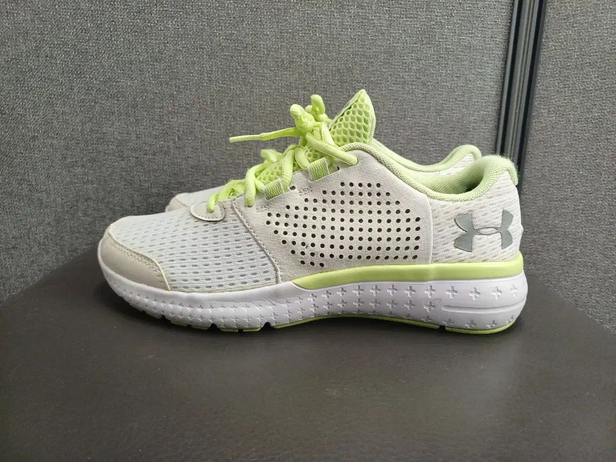 UNDER ARMOUR(アンダーアーマー) ウィメンズ Charged スニーカー 240mm 出品
