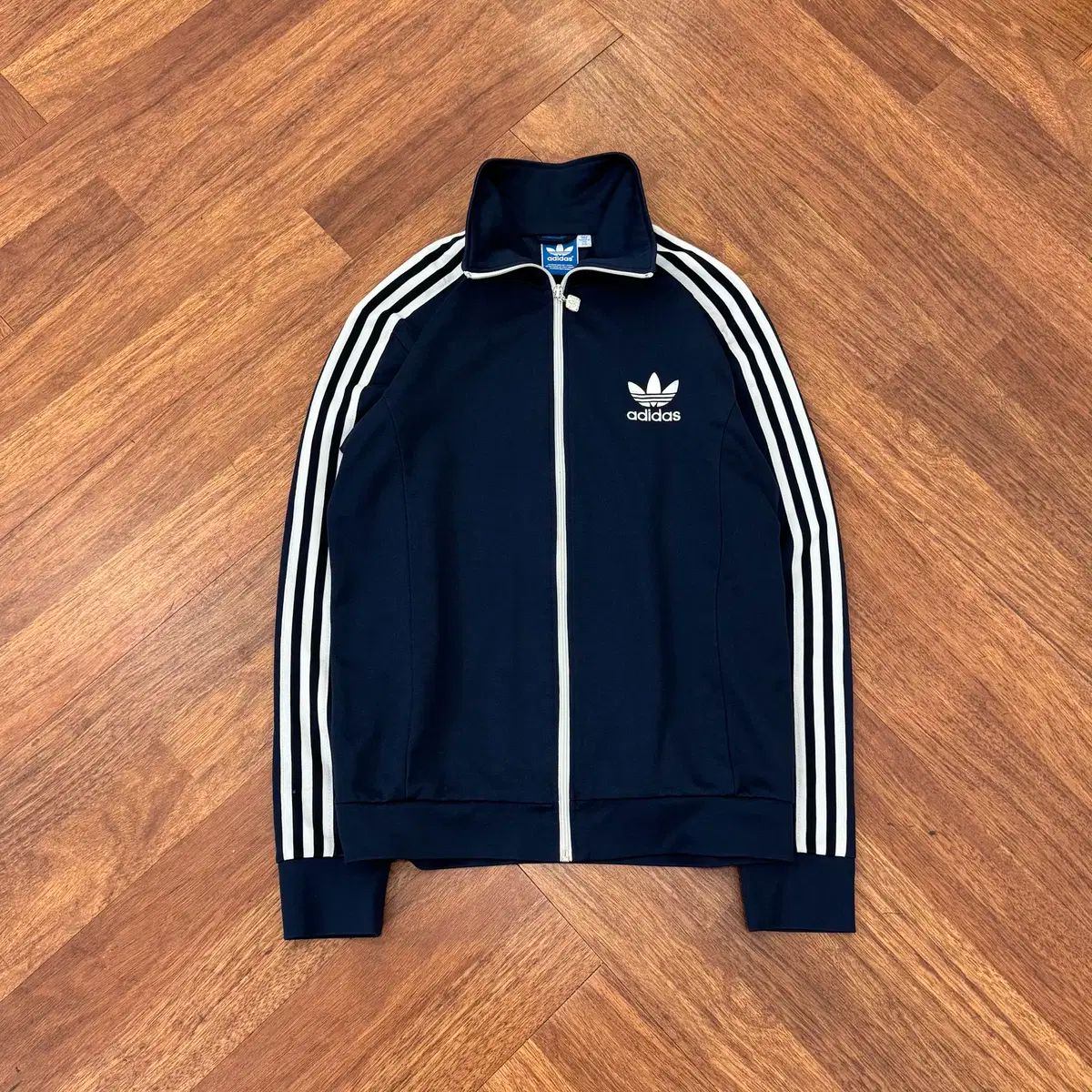 【雷市場（ポンジャン）商品韓国直送】110 adidas(アディダス) ヨーロッパ ネイビー トレーナー トラックトップス