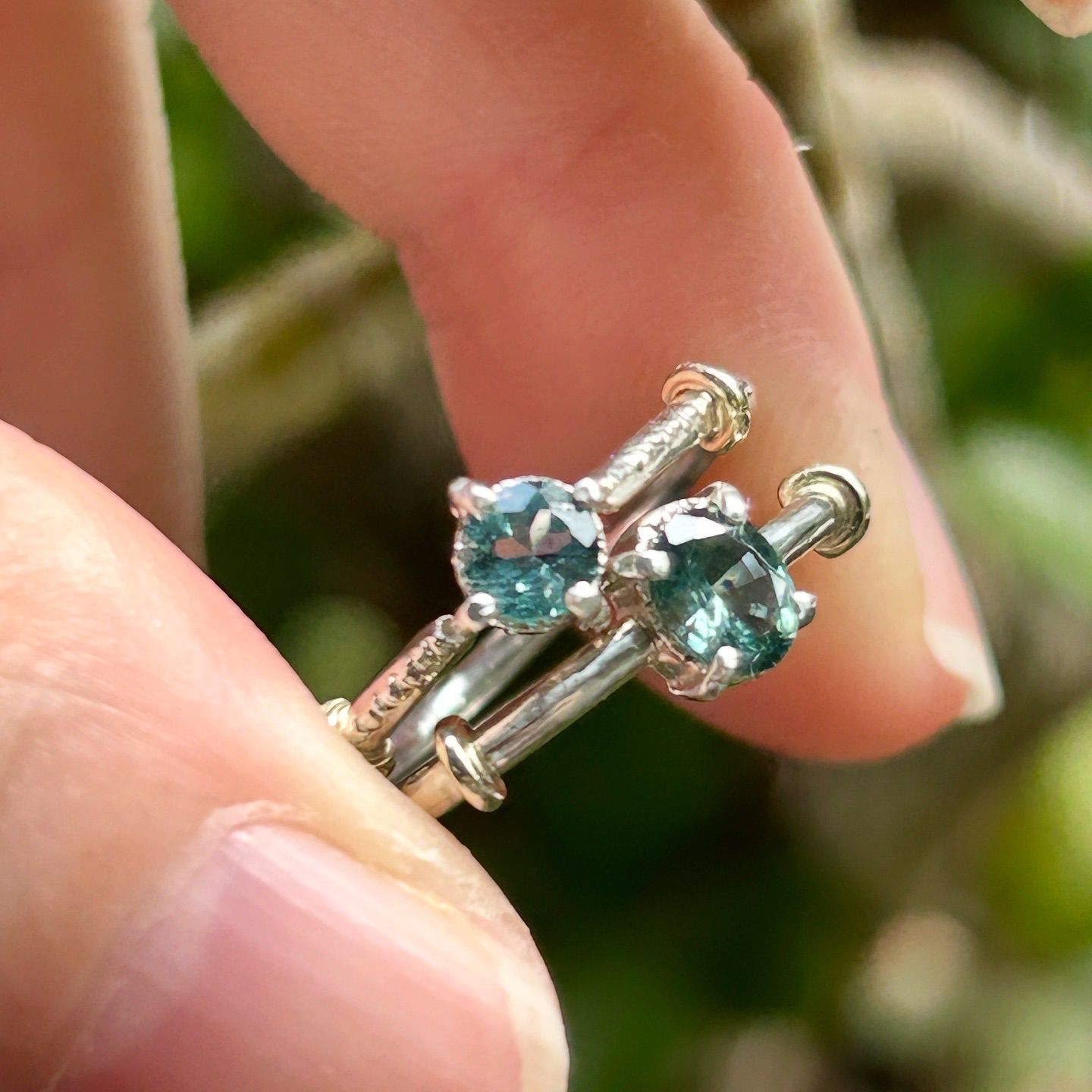 青のインクが滴る深緑色のモンタナサファイアK10小ワッカ