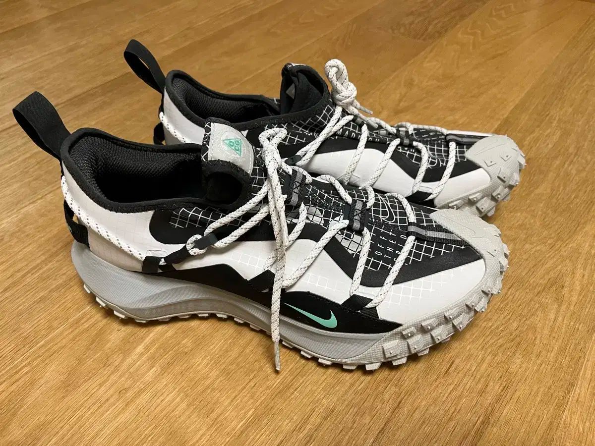 NIKE ナイキ ACG マウンテン フライ 白 アン 黒 275