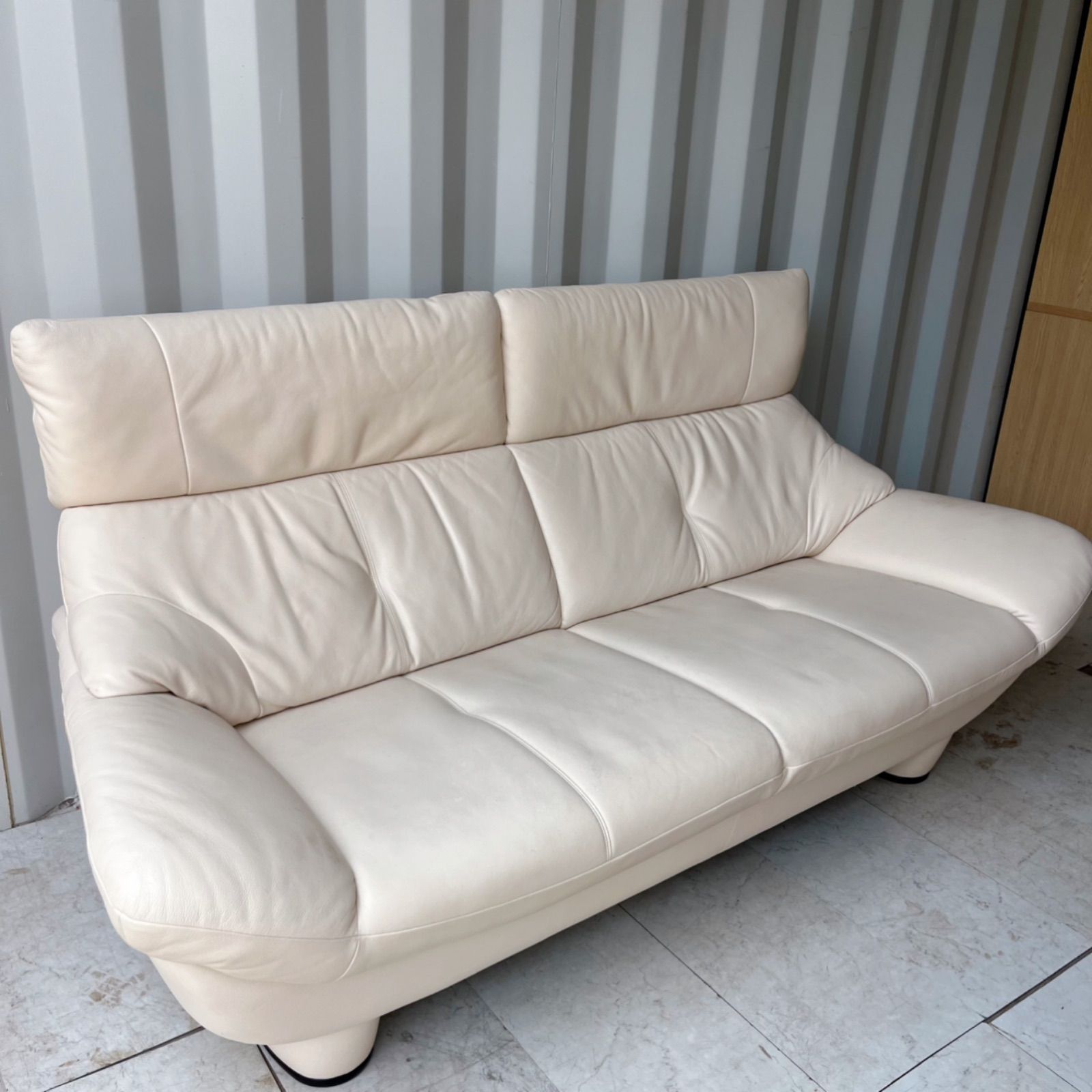 取付無料！カリモク チターノ クラウド モダン 本革アイボリー3人掛けソファ✨ 取付無料！カリモク チターノ クラウド モダン 本革アイボリー3人掛け