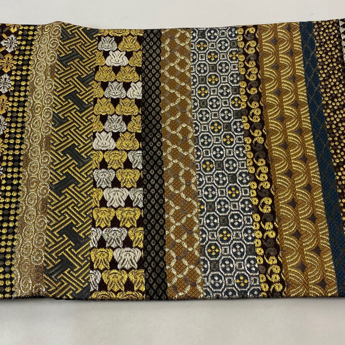 さくら　袋帯 美品 逸品 誉田屋源兵衛 全通 正絹 【中古】 袋帯 美品 逸品 誉田屋源兵衛 落款 段縞 花 金糸 刺繍 黒 全通