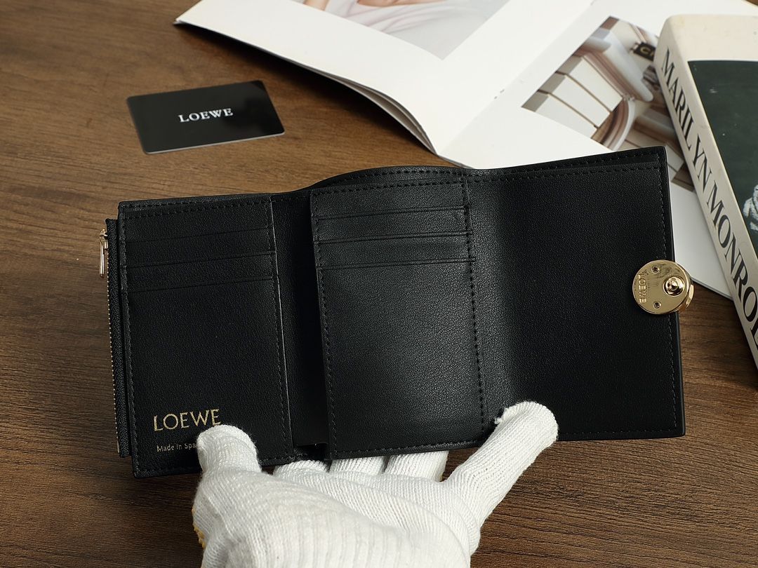 [美品！] LOEWE 三つ折り財布 ブラック値下げ中❕ LOEWE 三つ折り財布 ブラック