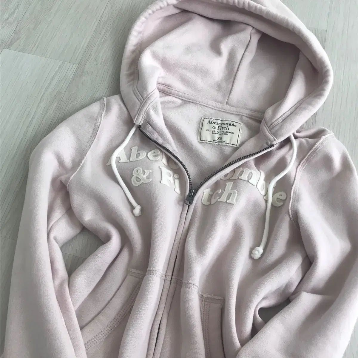 Abercrombie ライトピンク いちごミルク フードジップアップ ヴィンテージ 必須アイテム 白 ピンク xs タイトフィット