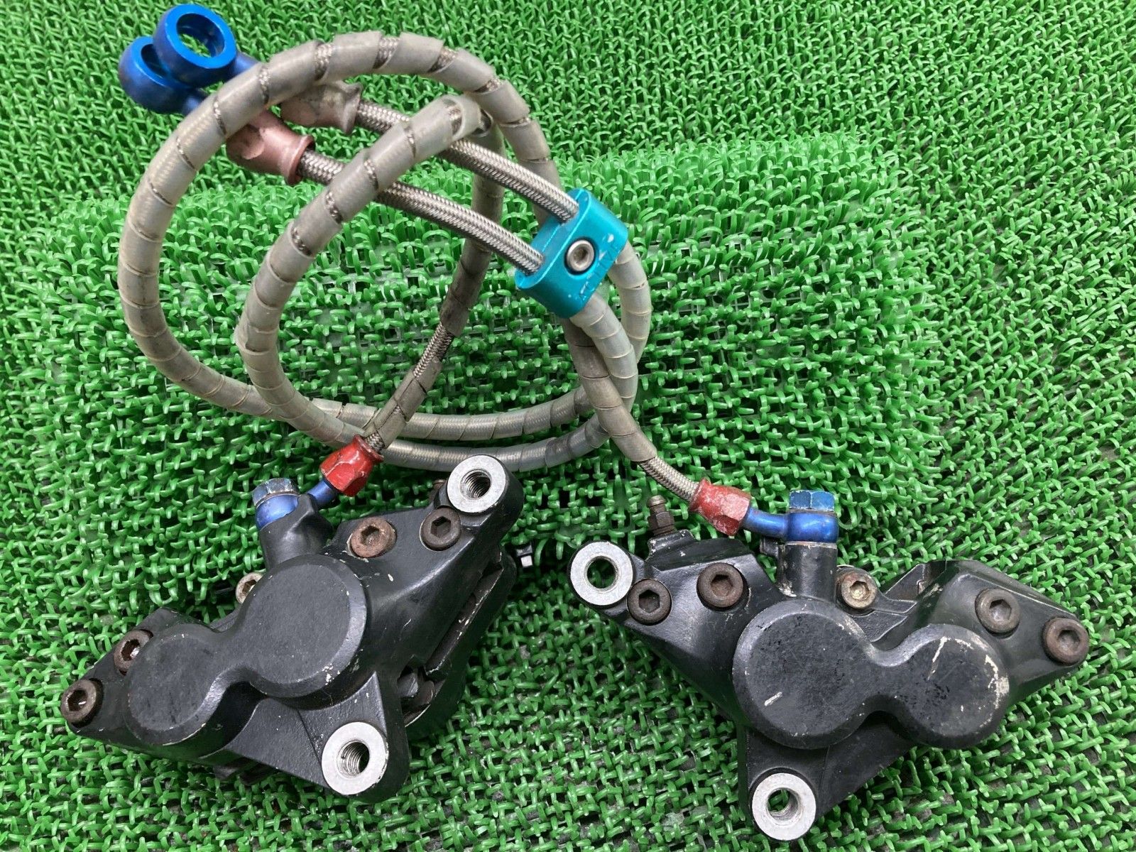 V-MAX フロントブレーキキャリパー 左右 ヤマハ 純正 バイク 部品 VMAX1200 メッシュホース 割れ欠け無し 品薄 品 Gi