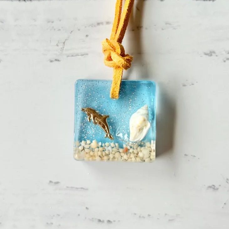 〜すず☆らん様〜新作　レジンネックレス　【沈没船×イルカ】 ハンドメイド ネックレス レジン イルカ 星の砂｜Yahoo!フリマ