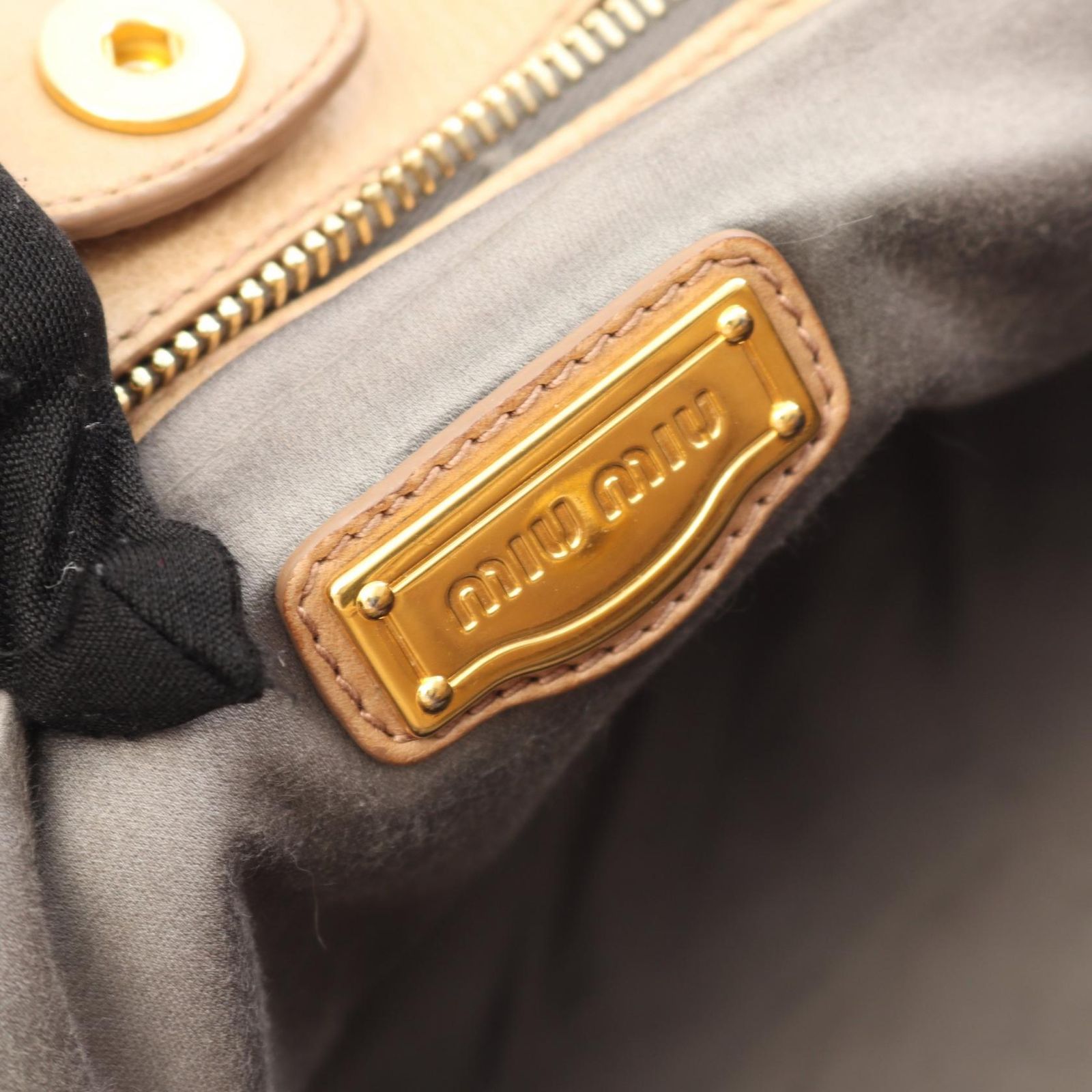 miu miu ベージュ キルティング ショルダーバッグ miu miu キルティングショルダーバッグ ピンク - メルカリ