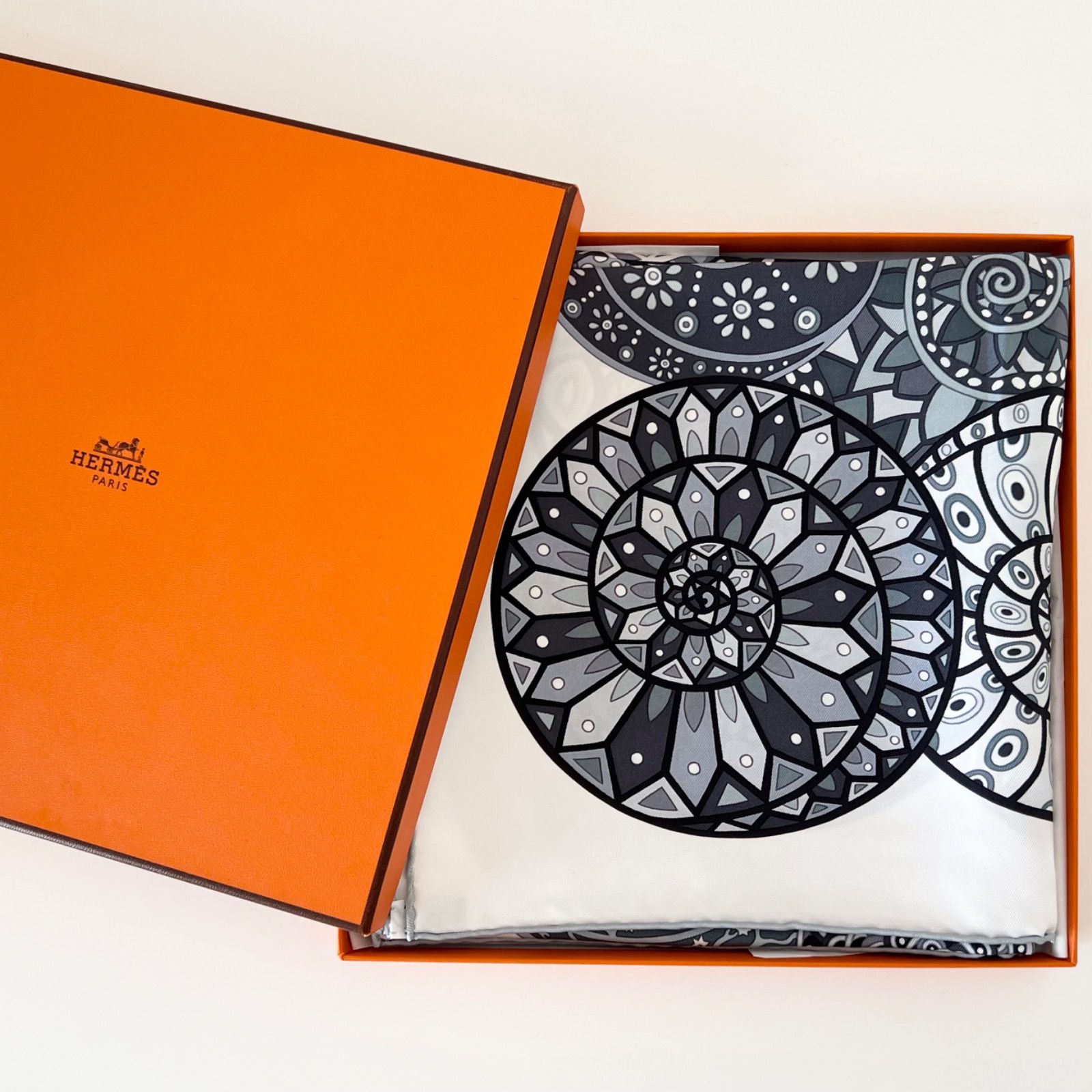 HERMES カレ90 エルメス　エスカルゴの夢　美品 HERMES エルメス スカーフ カレ90 カタツムリの夢 Reves