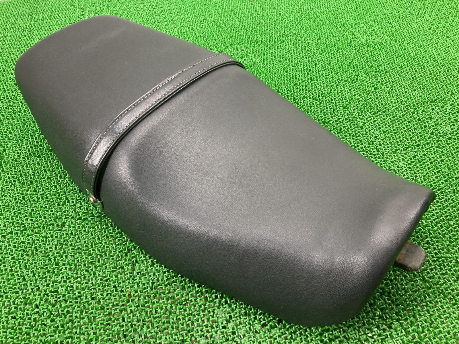 ZRX-II シート 1753 ZR400E-310*** カワサキ 純正 1996年式外し ZR400E 修復素材や張替えベースに 品薄 希少品 【中古】 74 ZRX-II シート 1753 ZR400E-310*** カワサキ 純正 中古 1996年式外し