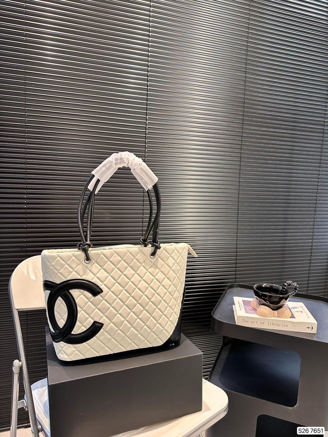 CHANELシャネルの控えめで質感のあるショルダーバッグ｜