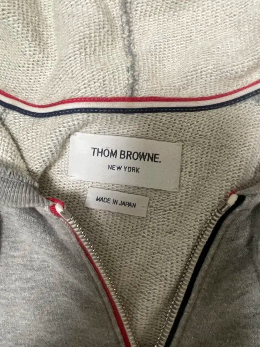 トム ブラウン 斜めボーダー袖ストライプ ジップアップ NICORILABO_COM