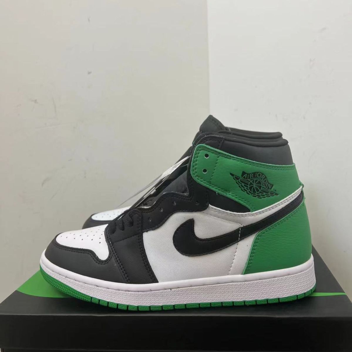 新品未使用 ナイキ Jordan Air Jordan 1 High OG Black and Lucky Green スニーカー