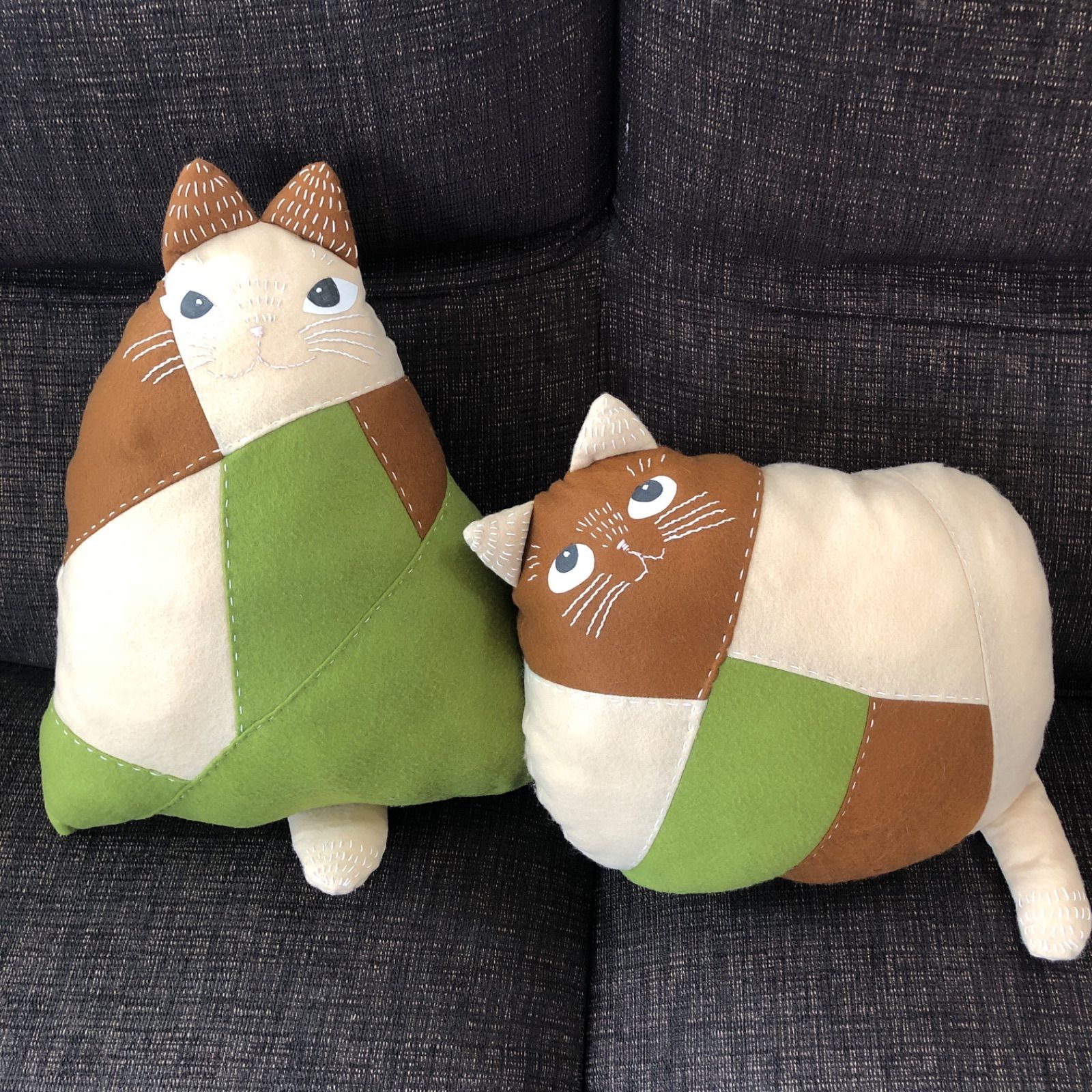 きっと大丈夫猫クッション   猫型クッション  猫インテリア 猫まくら   猫グッズ   猫ぬいぐるみ  癒しグッズ   フェルト 刺し子　パッチワーク   ハンドメイド   新品   送料込