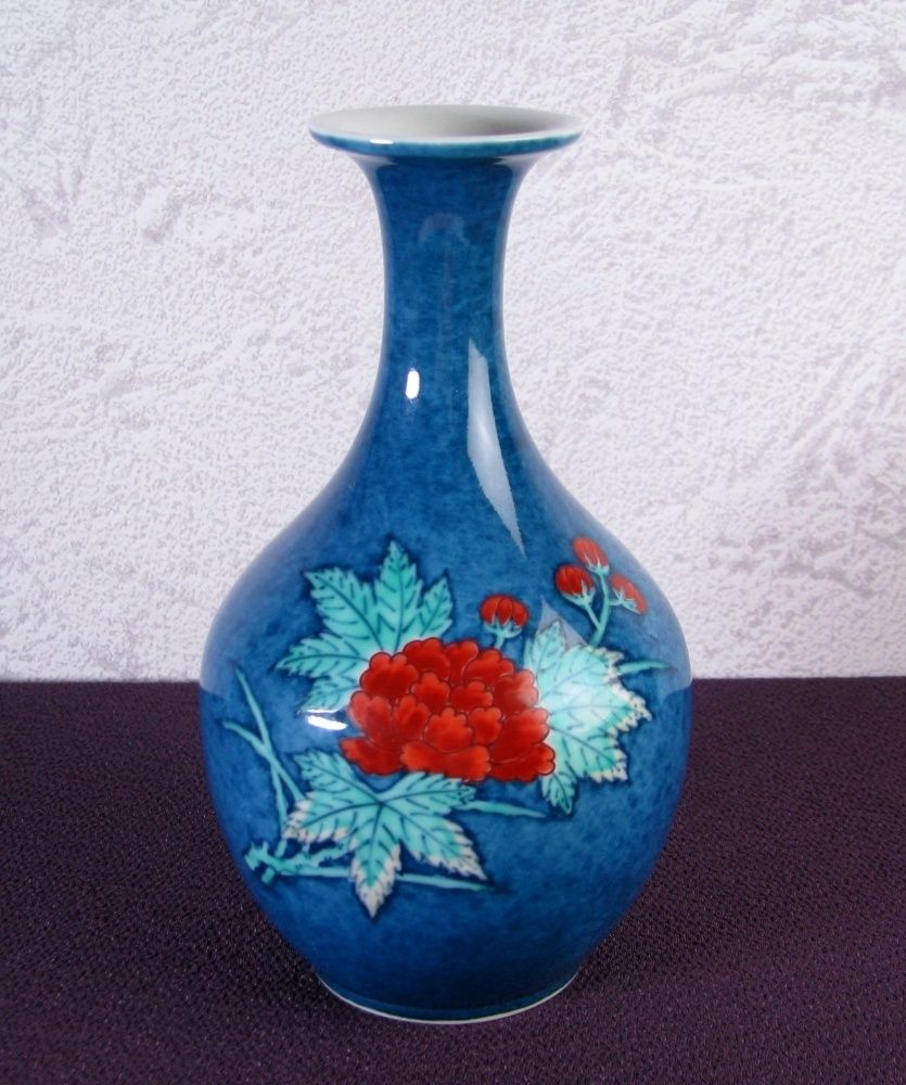 人間国宝 今泉今右衛門 本人作 色絵吹墨牡丹文花瓶 高さ 16.2cm 桐 25i053