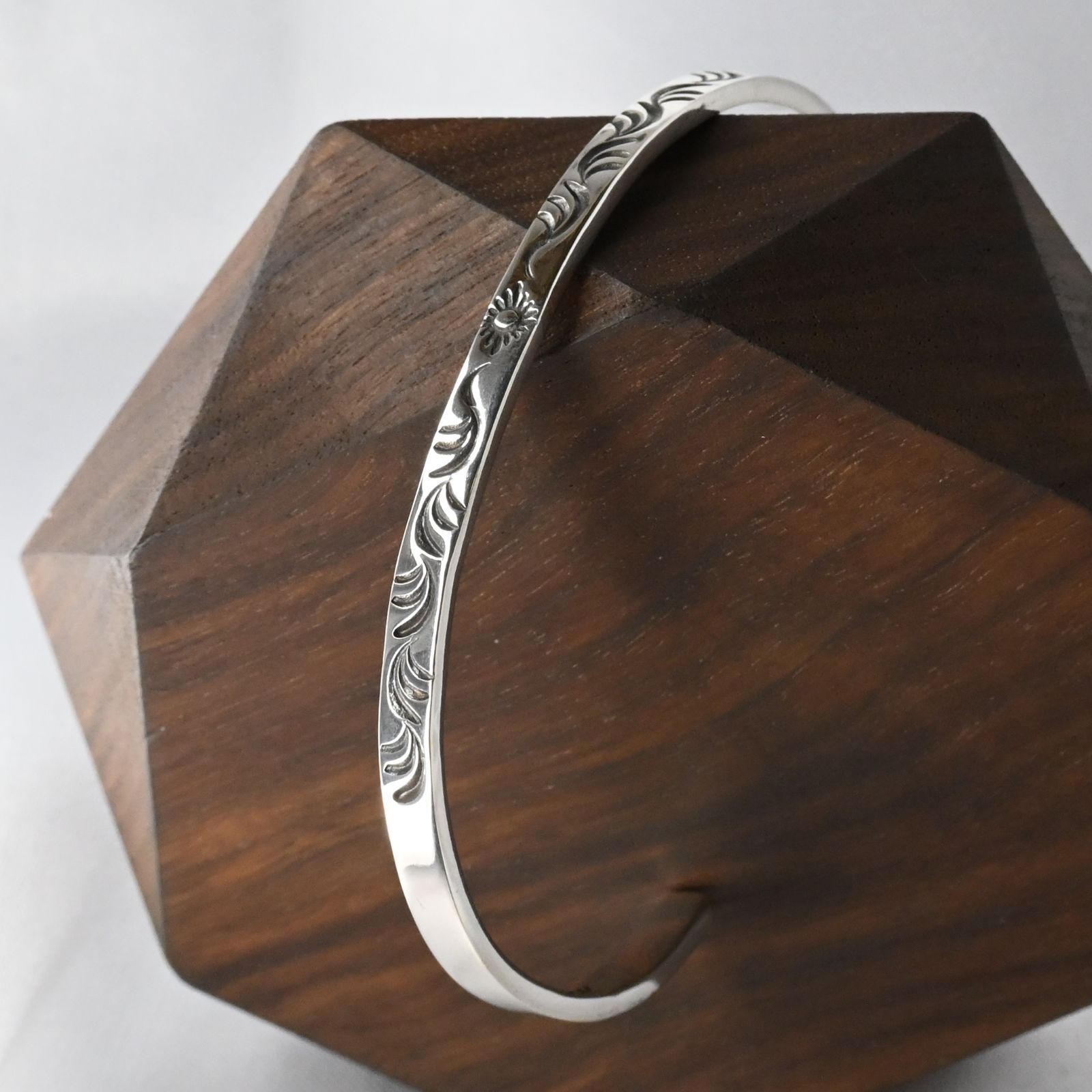 研磨済】 ARIZONA FREEDOM バングル 唐草 太陽神 4mm幅 シルバー925 ra