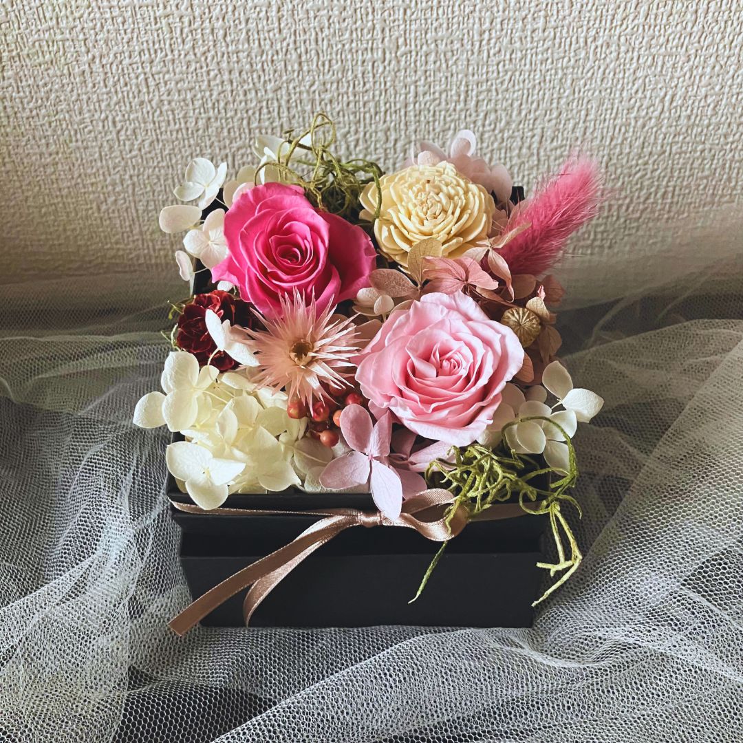 フラワーボックス　フラワーアレンジメント　Sサイズ　プリザーブドフラワー　バラ　淡いピンク　可愛い　上品　きれいめ　結婚祝い　誕生日　お祝い　母の日