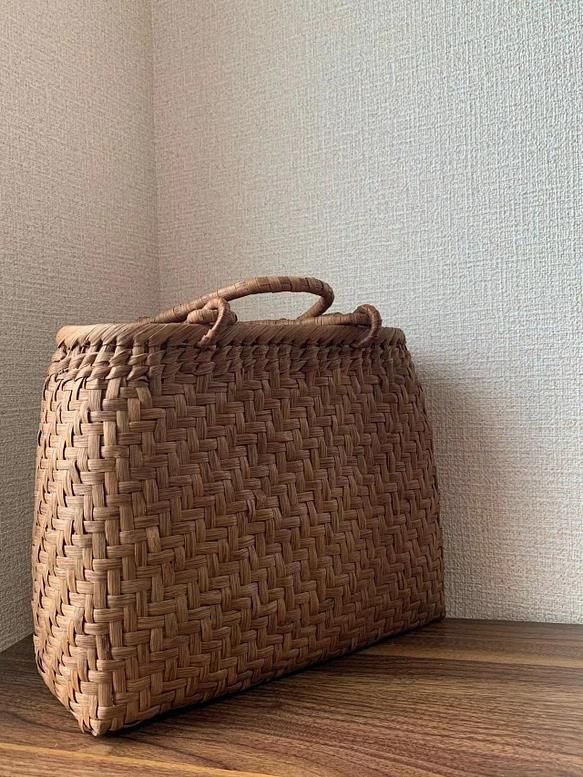 山葡萄かごバッグ　手作り　山葡萄籠バッグ　網代編み　定番　チャーム付き　内布あり 山葡萄 手作り 籠バッグ 網代編み チャーム付き 幅約31cm×縦約