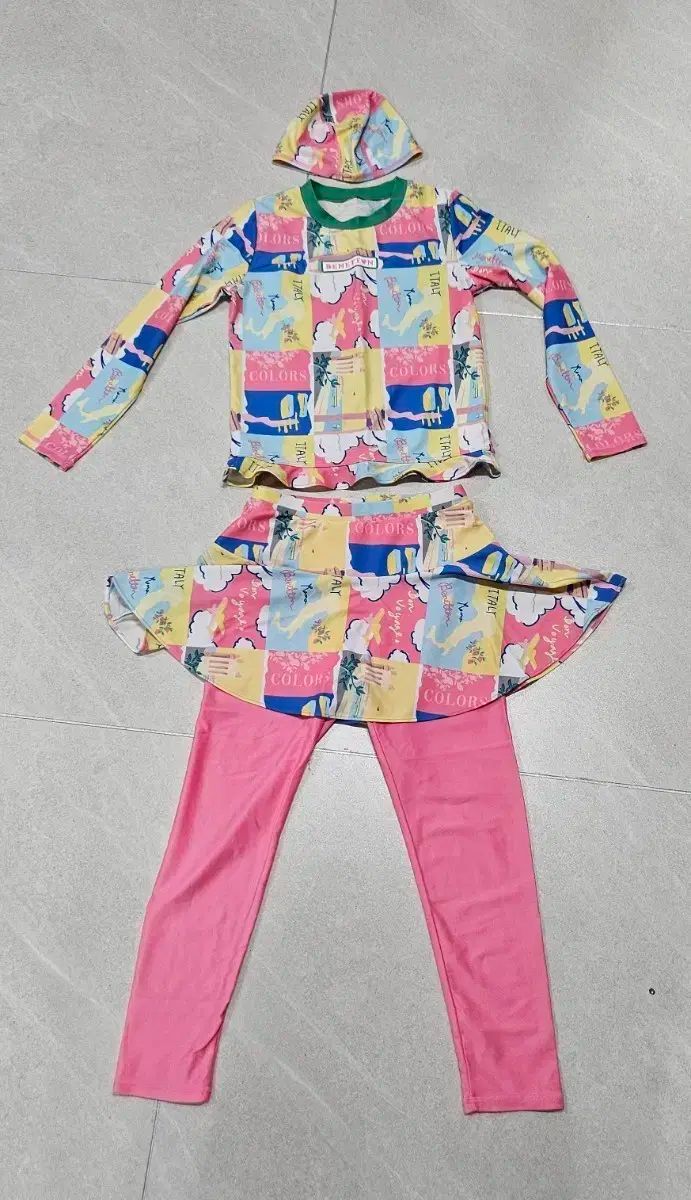 (新品) ベネトン 女児 ラッシュガード セット (トップ スカートタイプ ボトムス レギンス 帽子 )