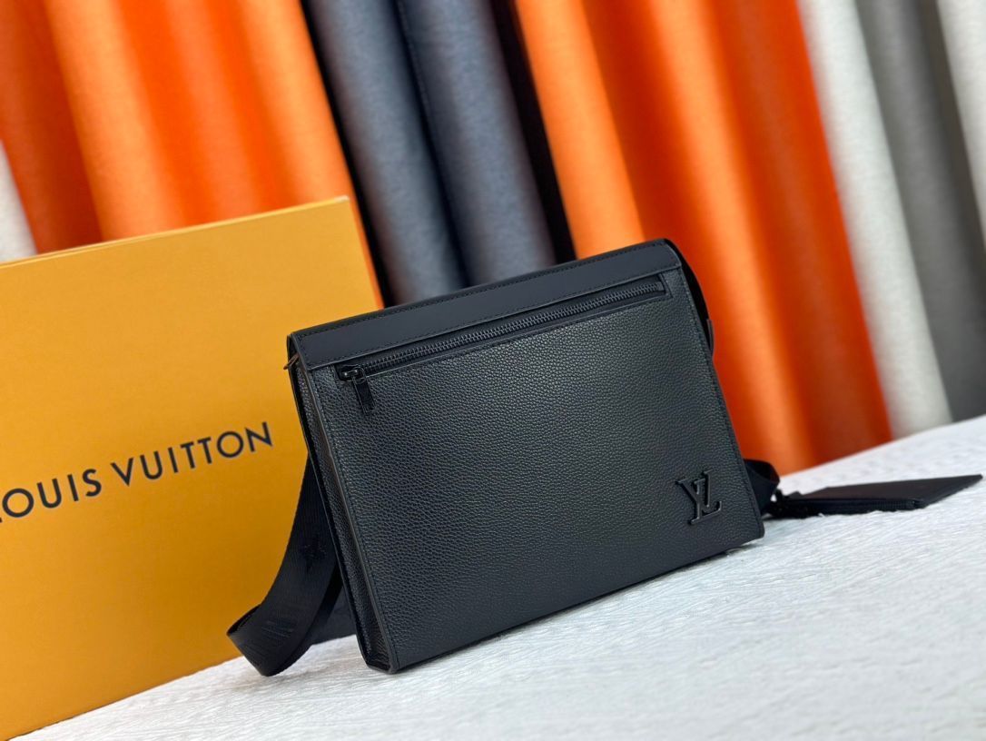 美品 LOUIS VUITTON メンズ ルイヴィトン ショルダーバッグ メッセンジャーヴォワヤージュ M59329 トリヨンレザー