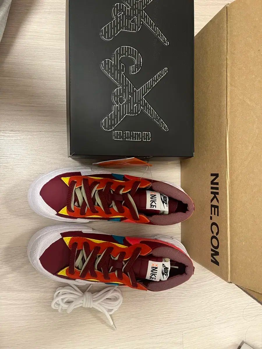 【雷市場（ポンジャン）商品韓国直送】 NIKE(ナイキ) sacai(サカイ) カウズ 240