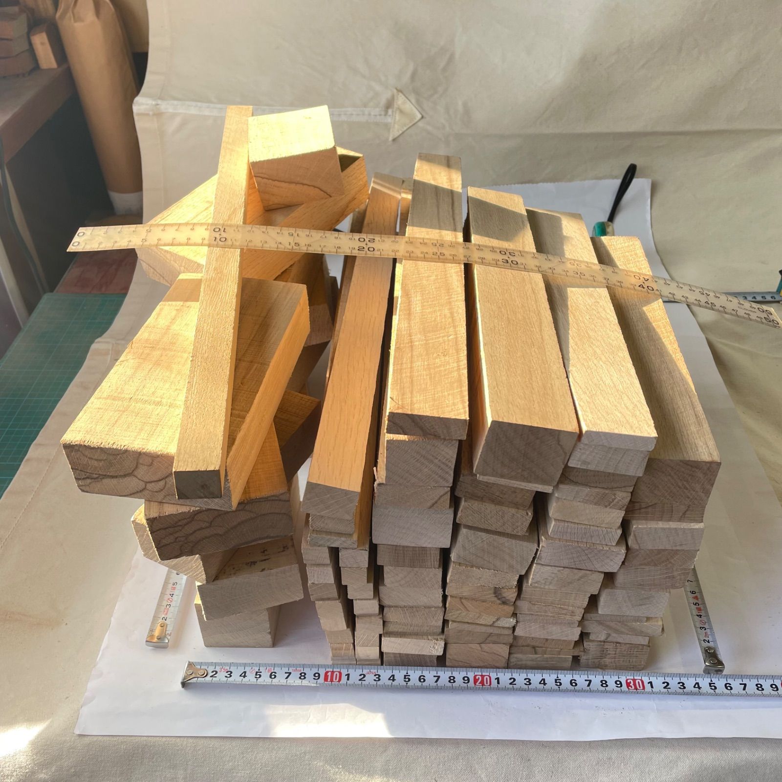 樫 乾燥材 端材 平 角 ブロック 17kg(Ｇ1790)杭 DIY 木工 彫刻 大工道具 工作 柄 ばち ヌンチャク 拍子木 ペーパーウェイト 船のたつ