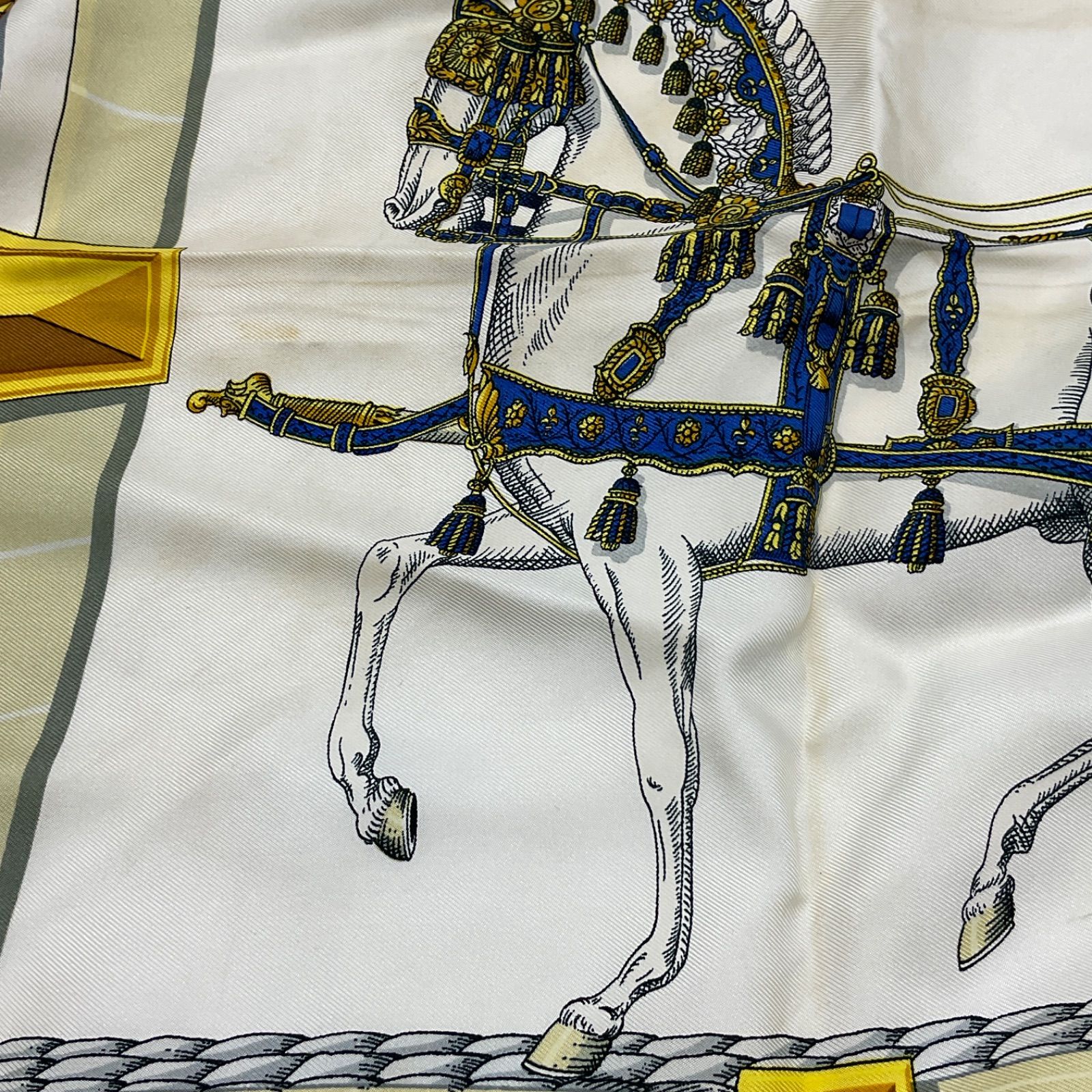 【HERMÈS エルメスカレ90スカーフGrand Apparat グランアパラ カレ-90-《グラン・アパラ》--