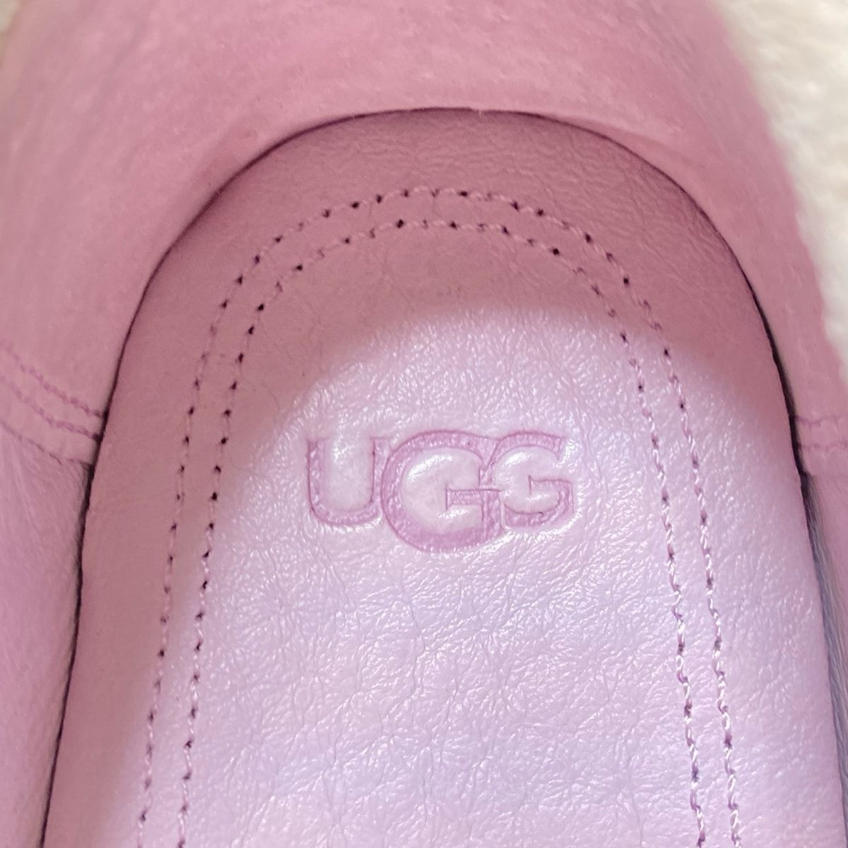 UGG ピンク モカシン　27㎝　ピンクリボンステッカー UGG アグ ムートン モカシン シューズ ピンク系 24.0cm【極上美