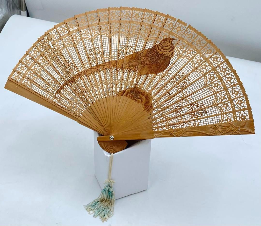 白檀扇子　透かし彫り　箱付き3点　アンティーク 白檀扇子 透かし彫り 箱付き3点 アンティーク