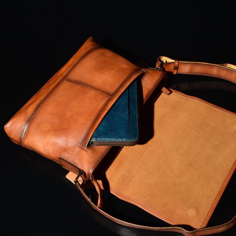 ◇INDRA 厚手牛本革 長方形中型フリップ式ショルダーバッグ ブラック  