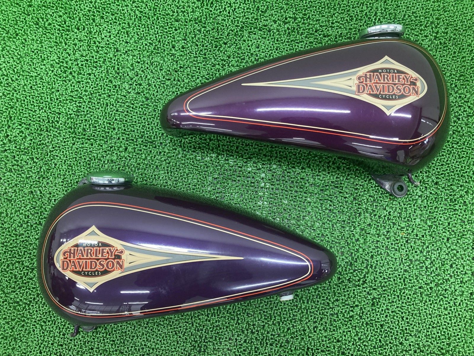 FLSTC1340 タンク 左右 紫 ハーレー 純正 バイク 部品 タンクキャップ
