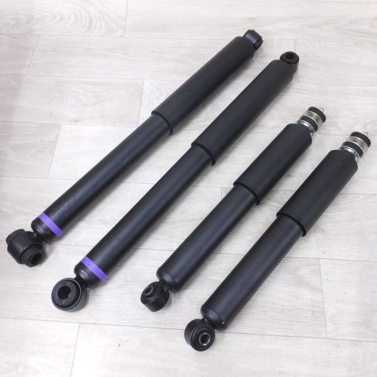 送料無料] 新車外し◇トヨタ 200系 ハイエース 純正 ショック