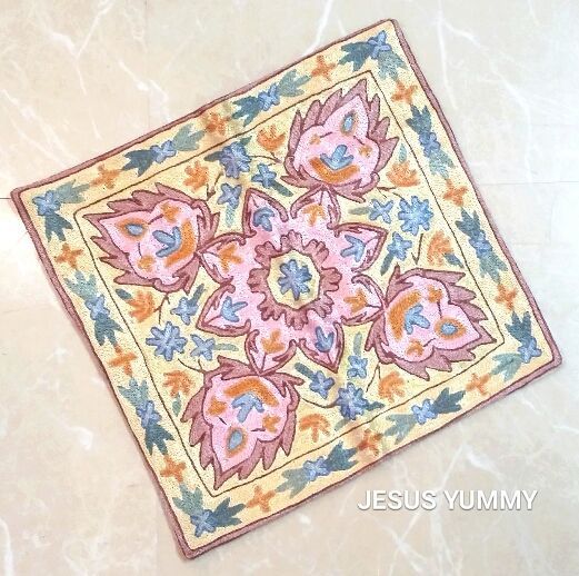 【タイ輸入】クッションカバー　ピローケース　40×40センチ　シルク　花柄　植物柄　ピンク×イエロー　オール刺繍　ハンドメイド　ヨーロッパ風【現品限り】