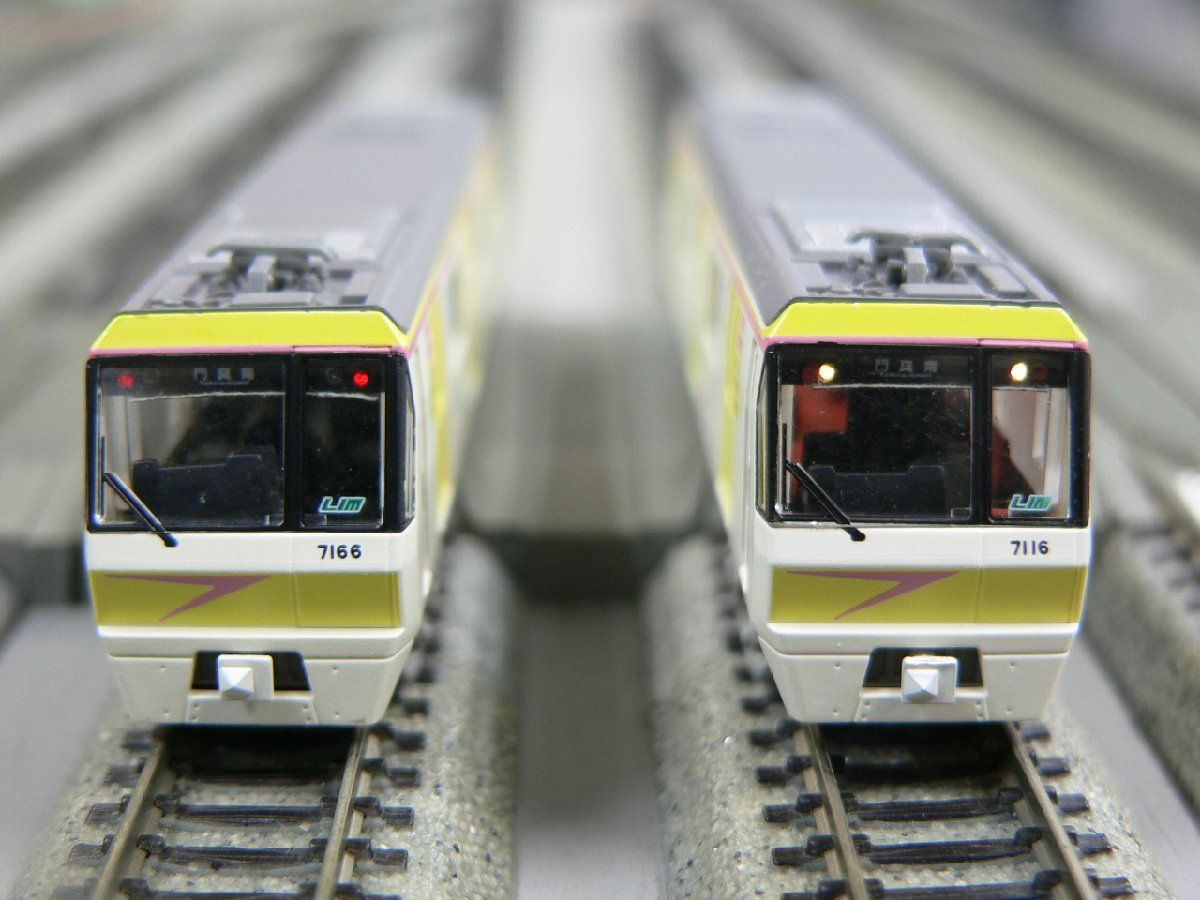 JR H100形ディーゼルカー（根室線・宗谷線ラッピング車）セット（2両