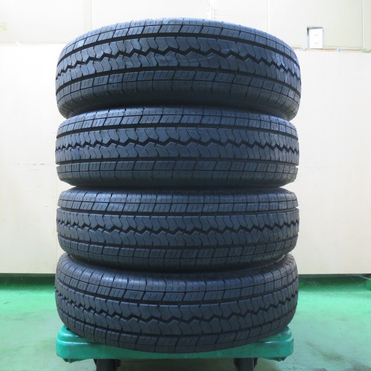 22年 195 80R15 107 105L トーヨー V-02e タイヤ 15インチ ハイエース キャラバン 等 5091108イノタ