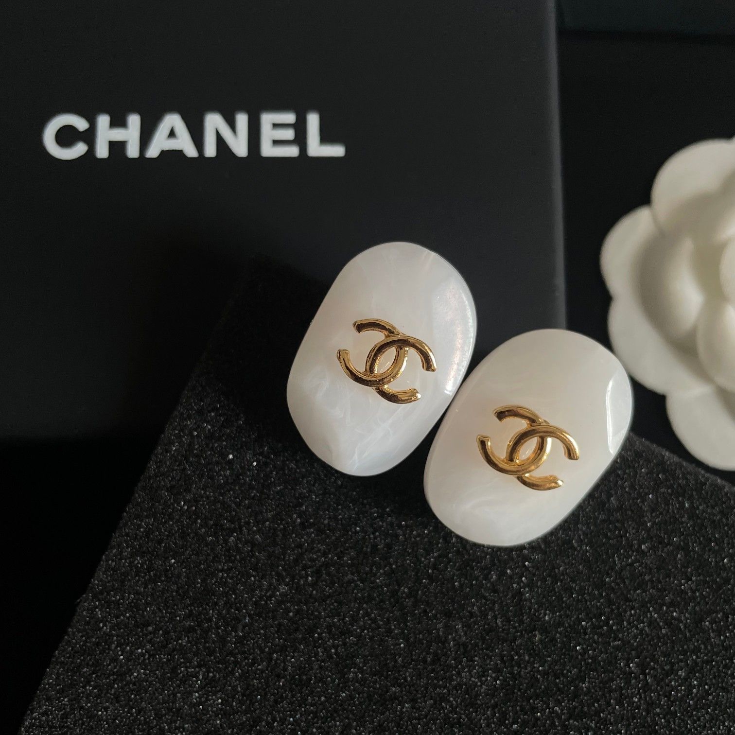 シャネル（CHANEL）】新品 クリップオンイヤリング - ダブルCロゴ入り、モダンでスタイリッシュ U6052 - メルカリ