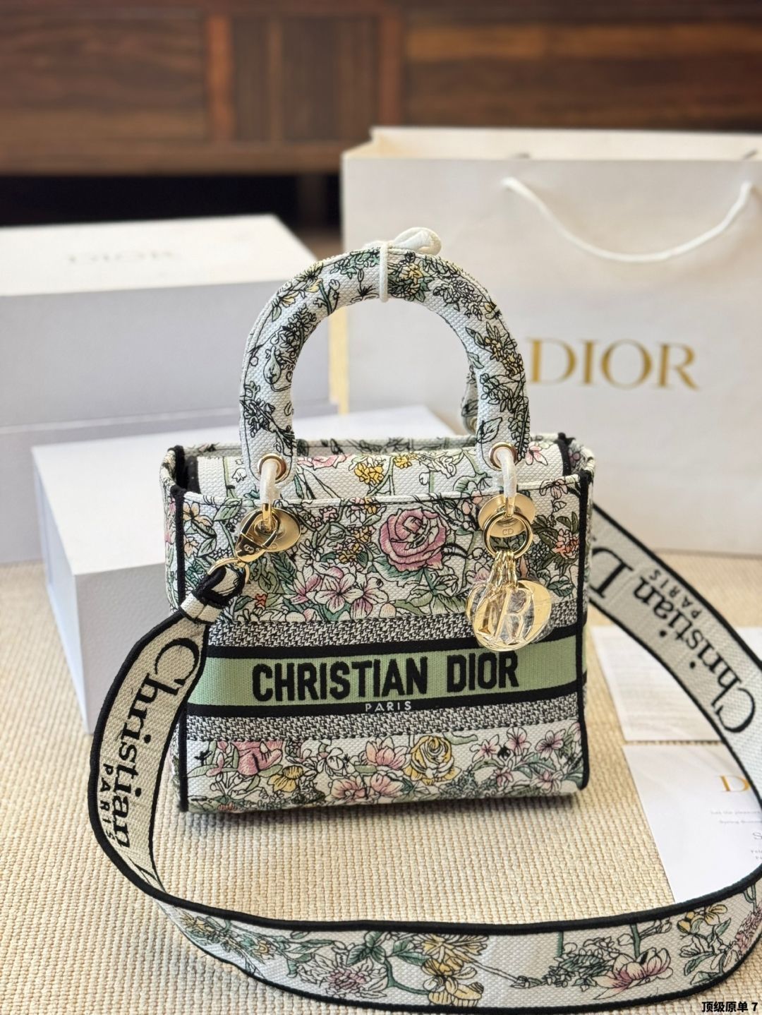 美品・ヴィンテージ【DIOR】LADY D-LITE刺繍トートバッグ Christian Dior Lady D-Lite Medium Beige Canvas Embroidered