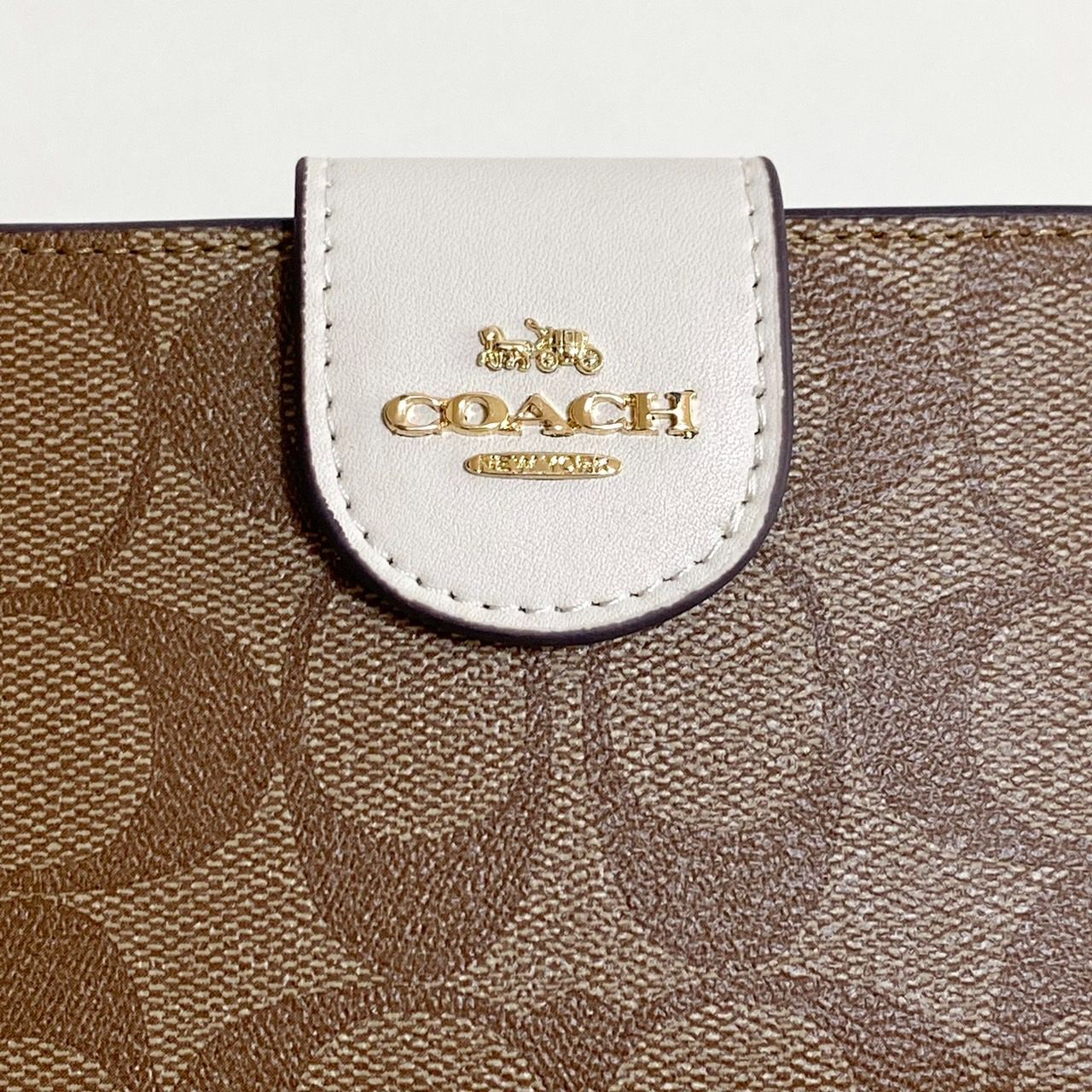 COACH ラグジュアリー シグネチャー PVC レザー ミディアム コーナー