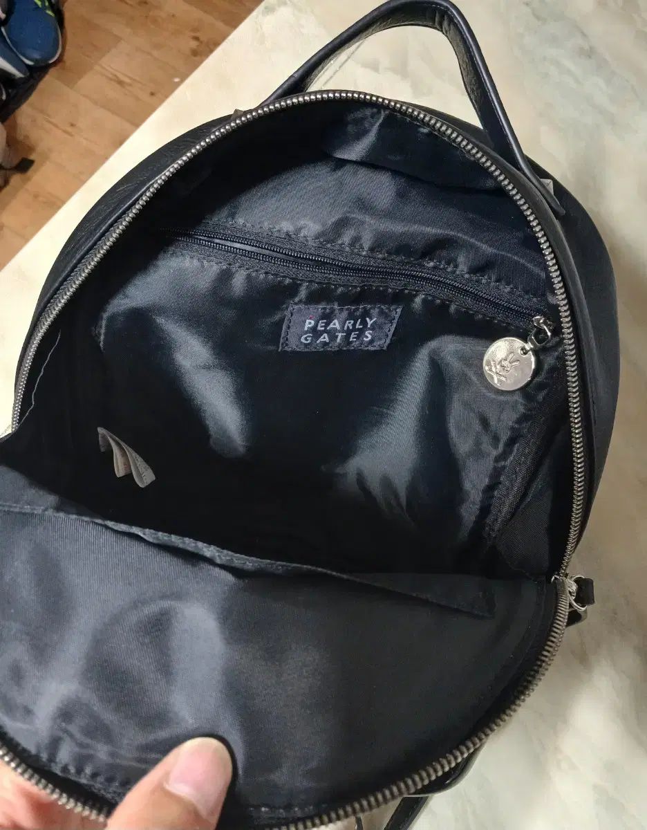 pebbly リュック（猫バッチ付き） 美品 2025年最新】Pebbly リュックの