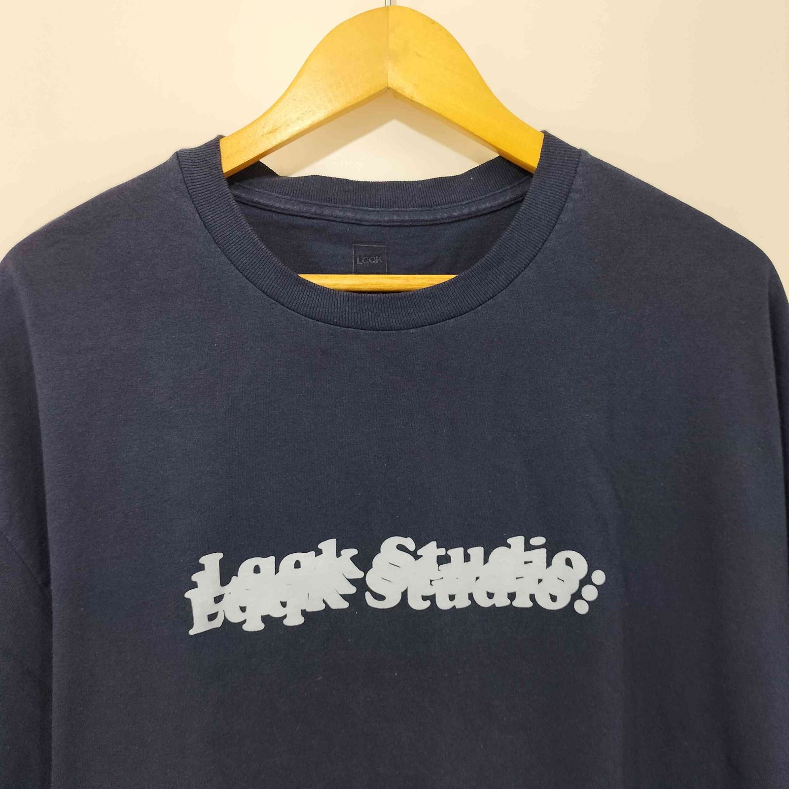 ルックスタジオ LQQK STUDIO STACKED LOGO IRIDESCENT TEE ロゴプリント ショートスリーブ クルーネックTシャツ  メンズ 表記無 - メルカリ